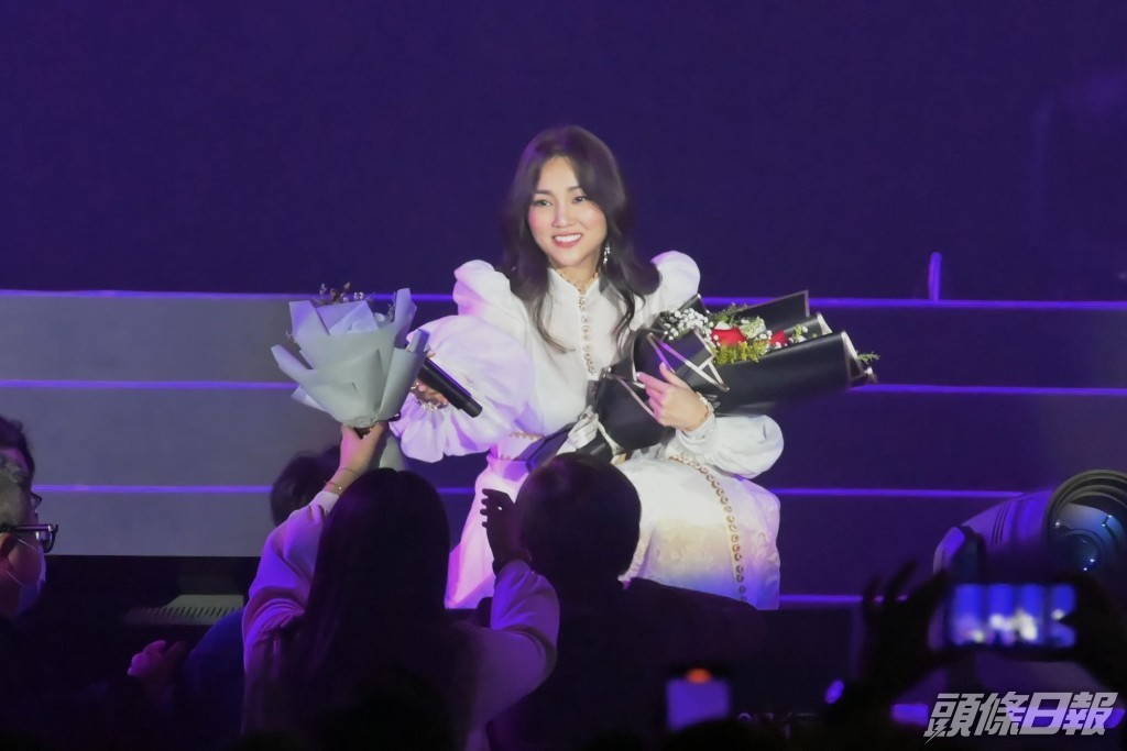 歌迷送上鮮花給Kay。